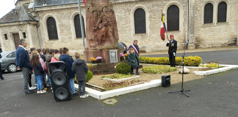 Lire la suite à propos de l’article Beaucoup de monde lors de la manifestation patriotique du 11 Novembre